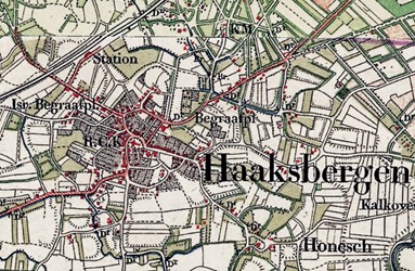 <p>Topografische kaart van Haaksbergen van omstreeks 1890, met ten noordoosten van het dorp de in 1884-'85 aangelegde spoorlijn (www.topotijdreis.nl). </p>
